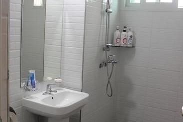 Hi & J Guesthouse  Hostel