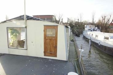 تختخواب و صبحانه The Island Houseboat