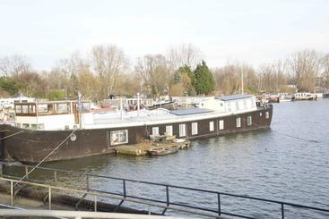 تختخواب و صبحانه The Island Houseboat