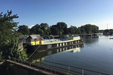 تختخواب و صبحانه The Island Houseboat