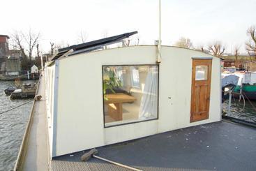 تختخواب و صبحانه The Island Houseboat