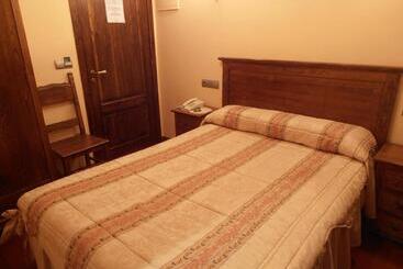 هتل Hostal Virgen De La Encina
