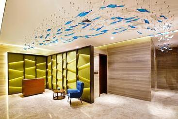 هتل Hampton By Hilton Beihai Station