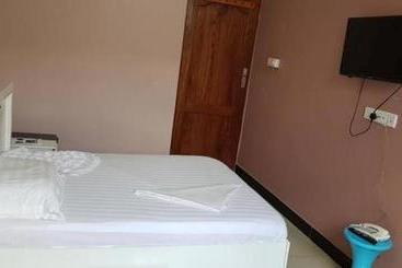 هتل B10 Airport Lodge