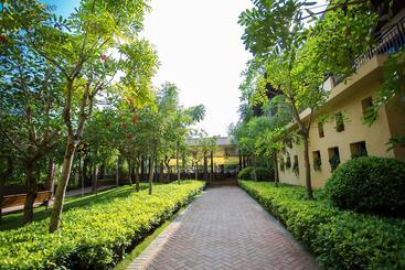هتل Xishuangbanna Yajule City Golf