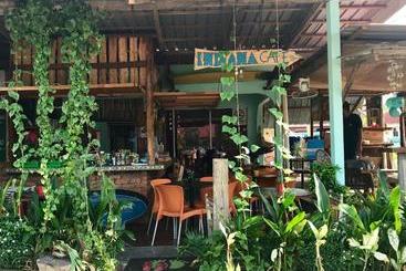 تختخواب و صبحانه Indiana Cafe & Dorm