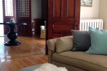 تختخواب و صبحانه The Library Inn