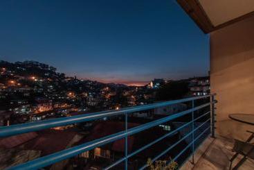 تختخواب و صبحانه The Half House By Elmar Cabin