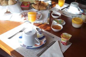 تختخواب و صبحانه Sun & Sand Guesthouse