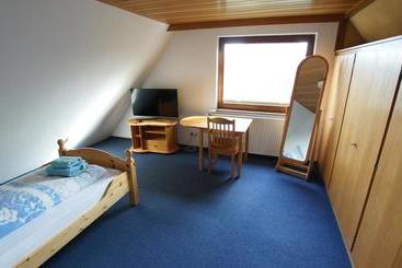 هتل Dorfkrug Büsum   Günstige Altbauzimmer Am Oland