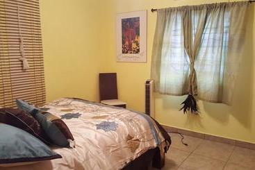 تختخواب و صبحانه Pink Palace Panama