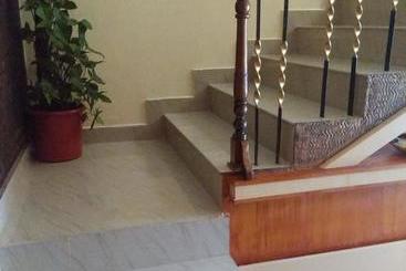 هتل Manjira Lodge