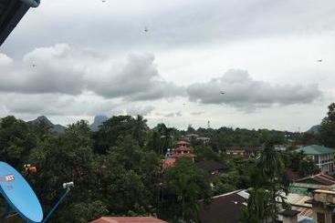 مُتل Hpaan River View