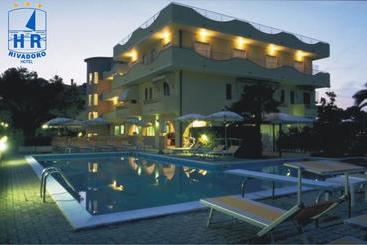 هتل Rivadoro Spiaggia Ombrellone E Lettini Piscina Parcheggio