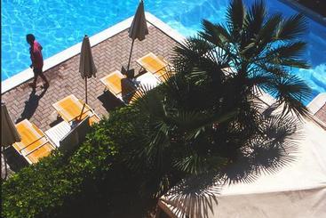 هتل Rivadoro Spiaggia Ombrellone E Lettini Piscina Parcheggio