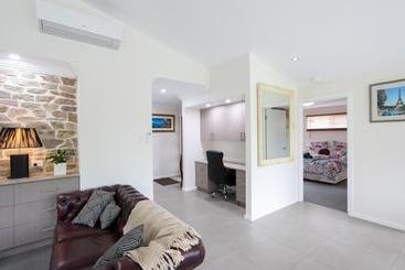 هتل Armidale Cottage   House 2