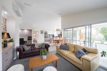 هتل Armidale Cottage   House 2