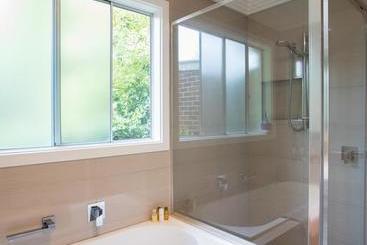 هتل Armidale Cottage   House 2