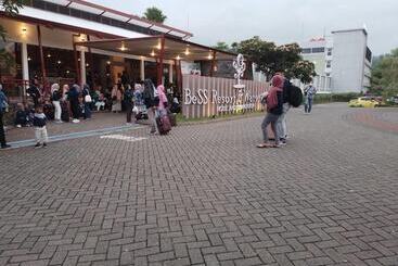 هتل Bess Resort And Waterpark Lawang