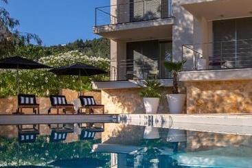 Tara's Lodge Hotel