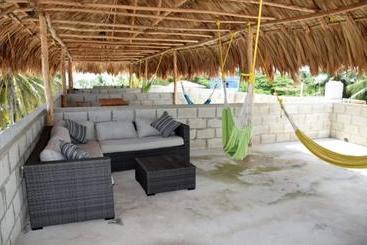هتل The Beach Club Resort At Caye Caulker