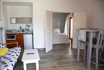 هتل The Beach Club Resort At Caye Caulker