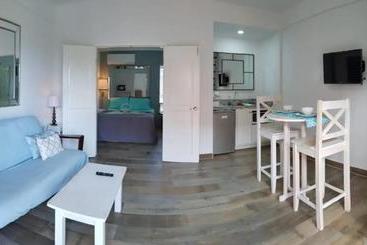 هتل The Beach Club Resort At Caye Caulker