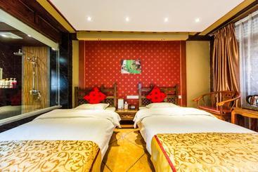 هتل Lijiang He Mu Ju Family Inn