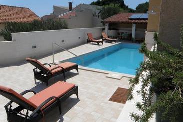 هتل Villa Marica Primosten