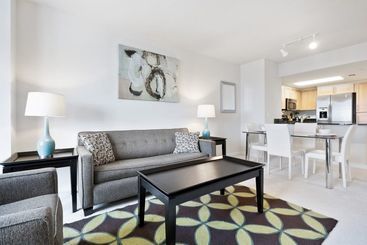 هتل Global Luxury Suites at Metropolitan South