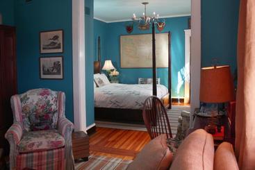 هتل Inn At Court Square