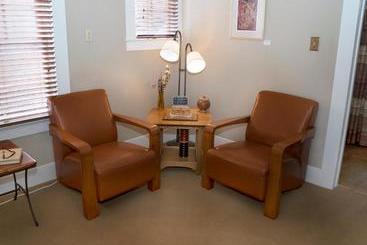 هتل Lara House Bed And Breakfast