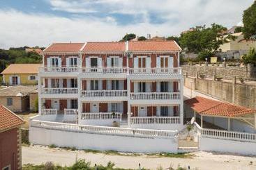 هتل Pernari Apartments