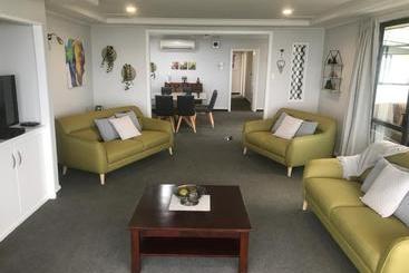 هتل Oamaru Holiday Homes 92 Aln Street
