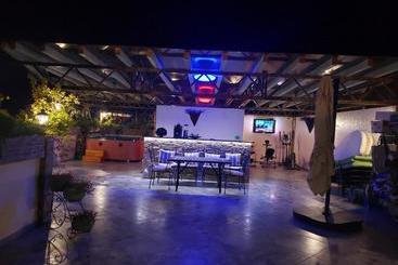 Hotel V Gostyah U Julii Guest House