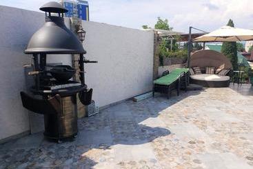 هتل V Gostyah U Julii Guest House