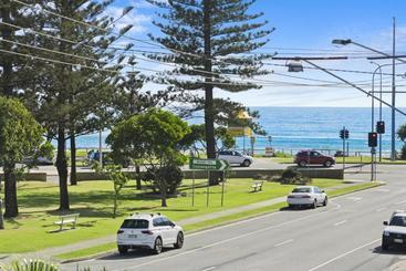 هتل Kirra Palms Holiday Apartments