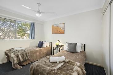 هتل Kirra Palms Holiday Apartments
