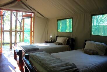 בית מלון כפרי Mtomeni Safari Camp