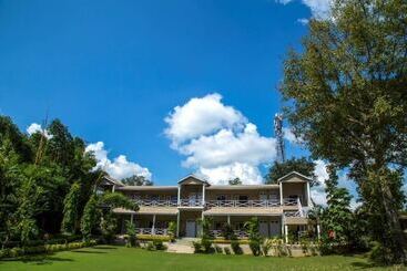 ホテル Tiger S Den Resort Bandhavgarh