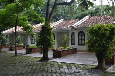هتل Lake House Resort
