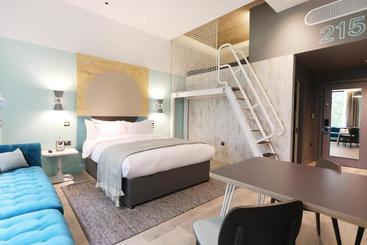 هتل Room2 Southampton Hometel