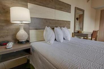 فندق Americana Motor Inn On Boardwalk