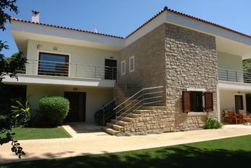 Villa Saronida