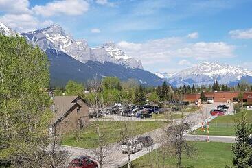 هتل Sunset Resorts Canmore And Spa