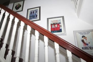 پانسیون Archways Lodge