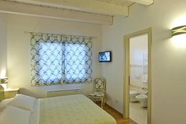 هتل L'orso E L'ape B&b