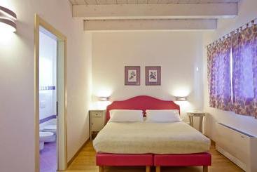 هتل L'orso E L'ape B&b