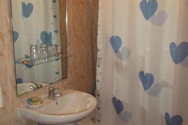 پانسیون Hostal Miguel Y Juani