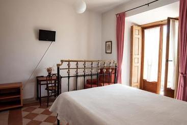 پانسیون Hostal Puerta Medina